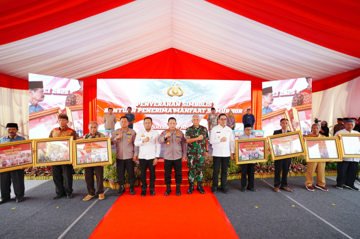 Hadiri Ground Breaking Asrama Polresta Samarinda, Kapolri Bagikan Sumur Bor-Sembako ke Warga