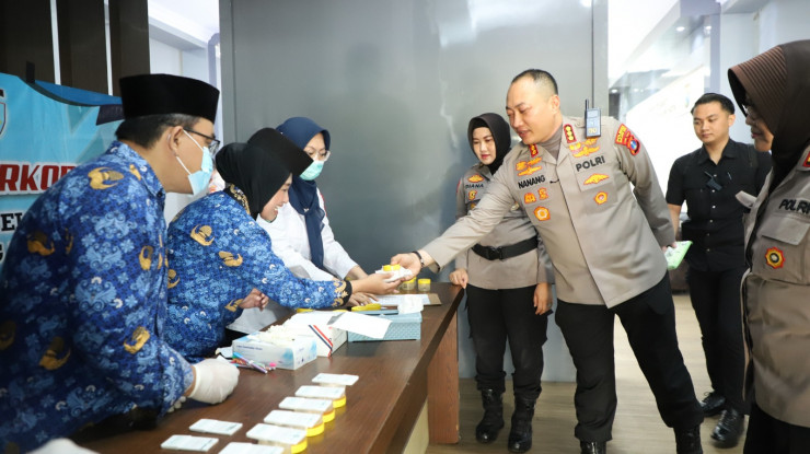 Tegas dan Bersih, 39 Pejabat Utama Polresta Malang Kota Jalani Tes Urine Usai Upacara Kebangkitan Nasional