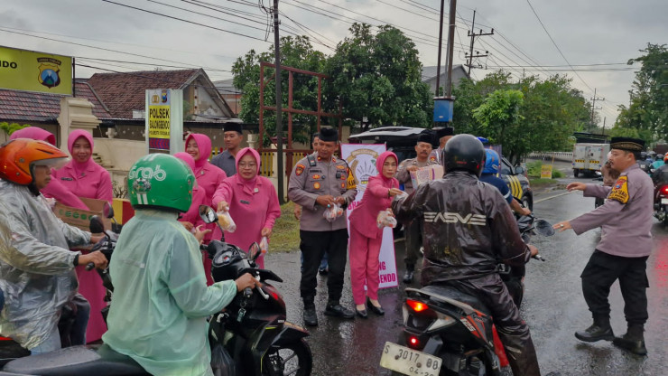 Polsek Balongbendo dan Bhayangkari Bagikan 400 Paket Takjil ke Pengguna Jalan