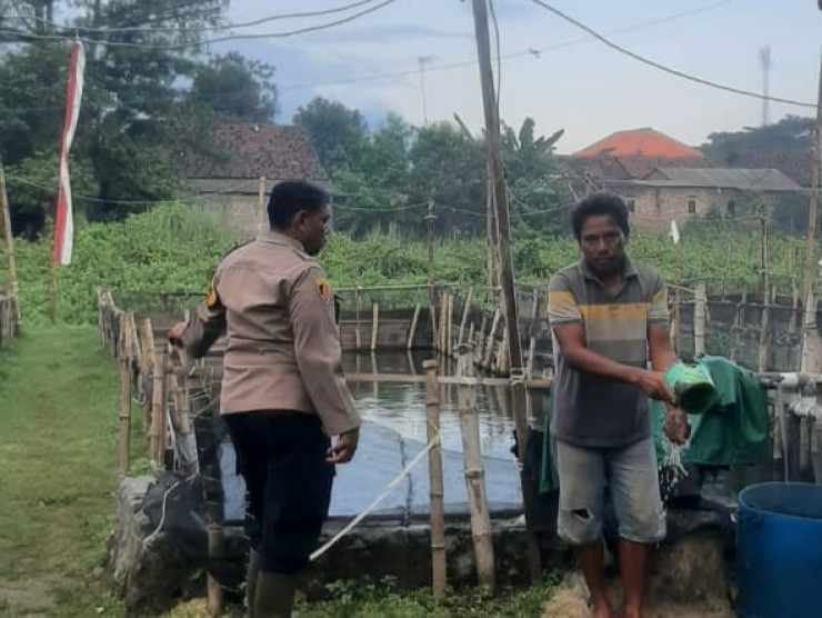 Polisi Sidoarjo Dukung Ketahanan Pangan Desa Gempolsari dengan Budidaya Ikan Nila