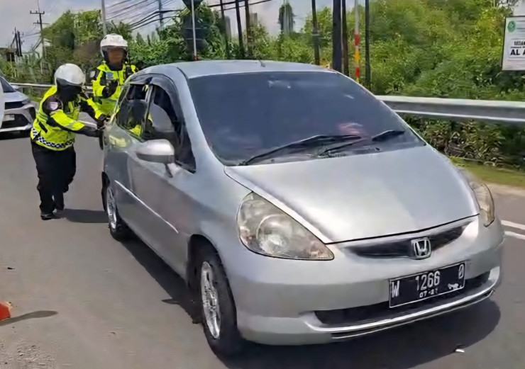 Respons Cepat Polantas Gresik Bantu Kendaraan Pemudik Mogok di Sembayat