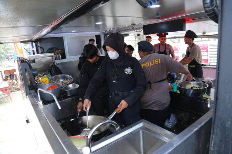Hari kev6 Latsitardanus 2026,l Taruna Akpol Masak di Dapur Lapangan untuk Ratusan Warga Aceh Tamiang