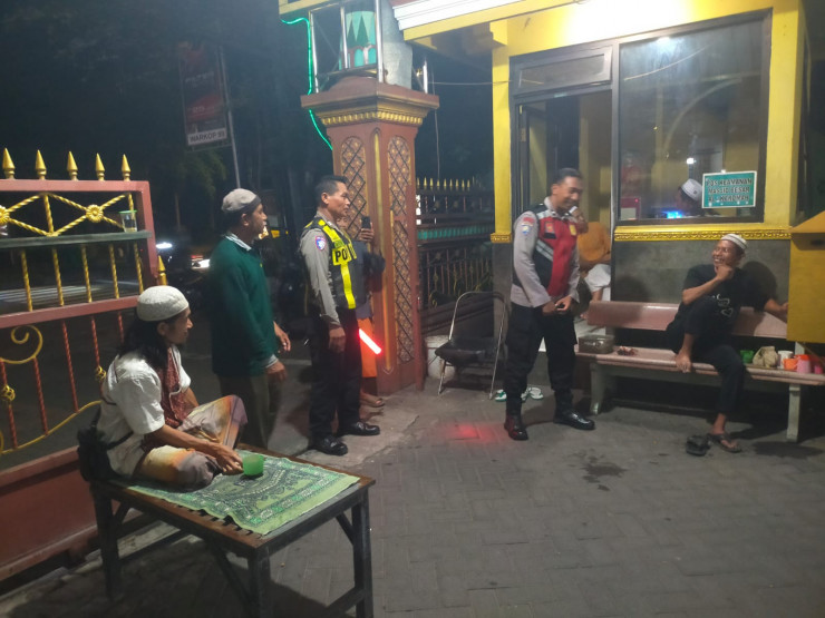 Layanan Humanis Polsek Buduran Bagi Jamaah Tarawih di Masjid Besar Al Karomah