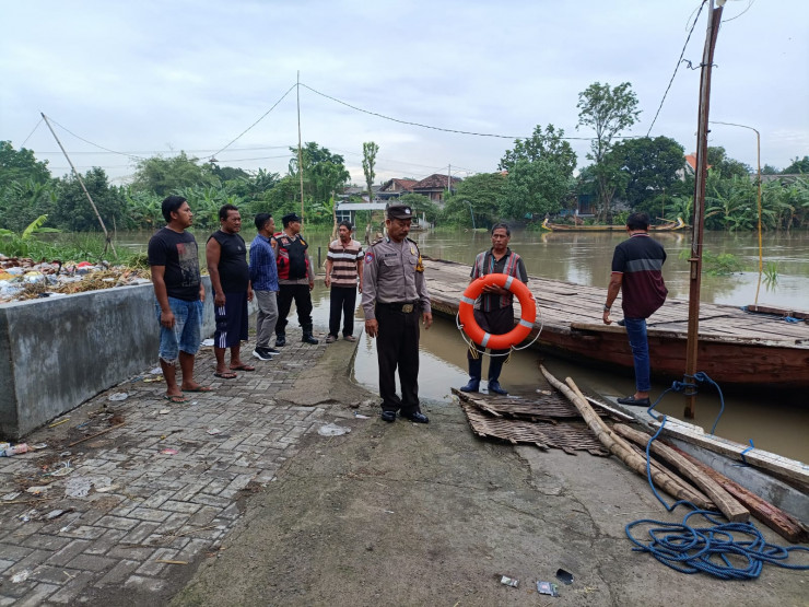 Polsek Balongbendo Cek Keamanan Penyeberangan Tambangan Perahu