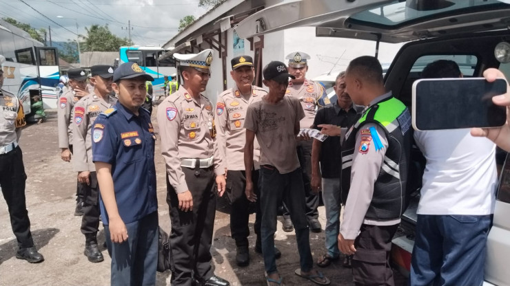 Polres Bondowoso Periksa Kesehatan Sopir Angkutan Umum di Hari Pertama Ops Keselamatan Semeru